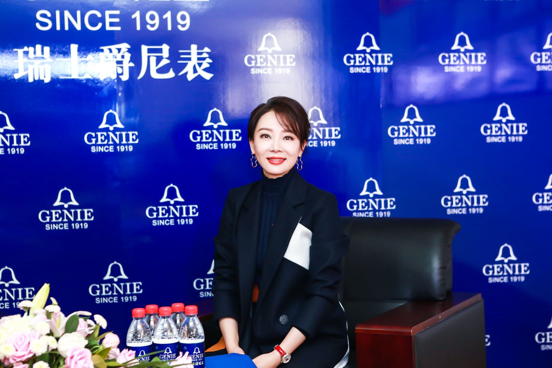 亲和力爆棚的陈数,更是亲自上阵,为经典的女神(镂空)系列腕表当起了“模特”